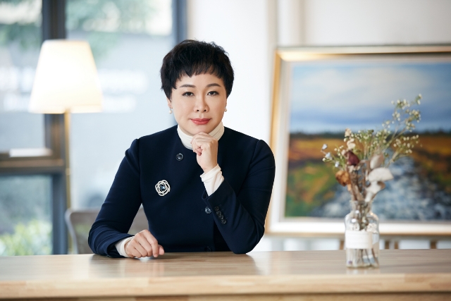 冯帼英个人照1.jpg